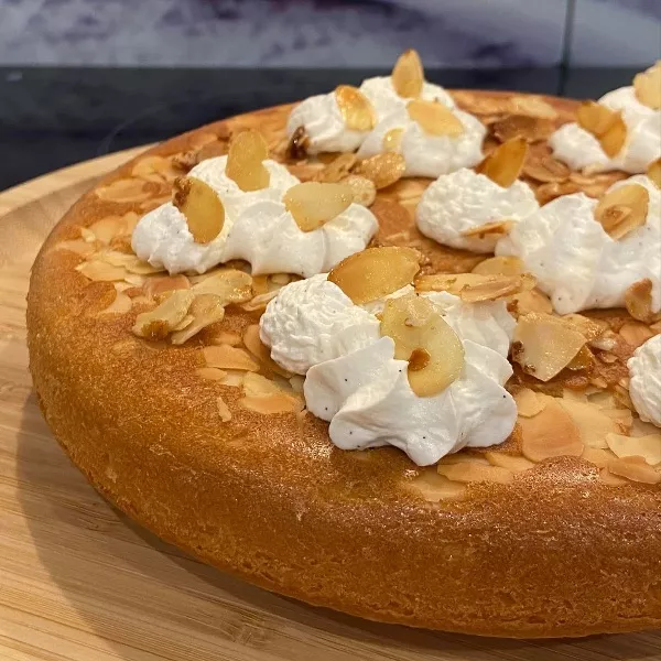 Gâteau au praliné, chantilly et amandes caramélisées