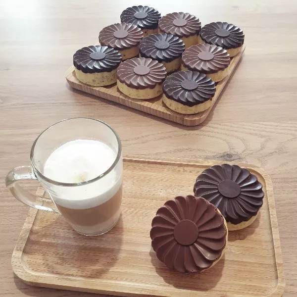 Moelleux au citron et sa coque en  chocolat
