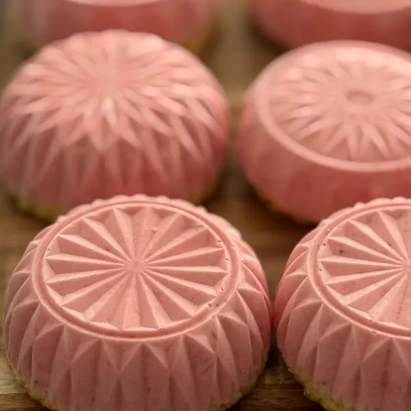 Mousse fraises sur fond de génoise
