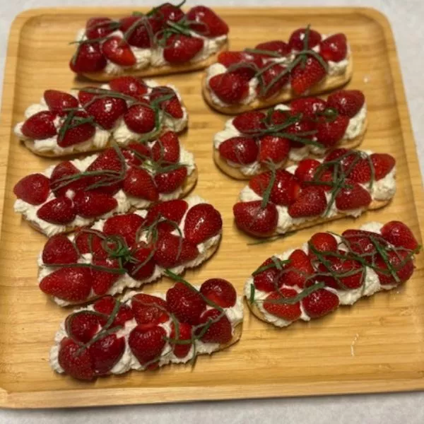 Tartelettes à la fraise sur fond de Dacquois 