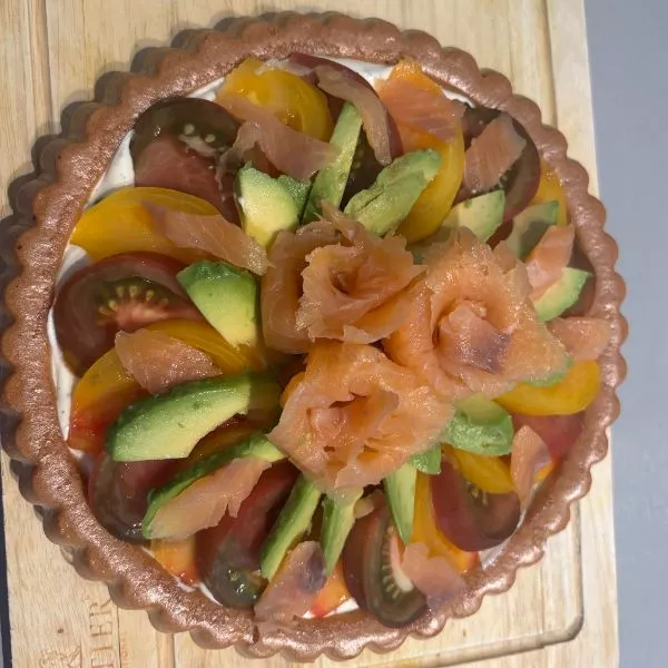 tarte renversée au saumon fumé, avocat et tomate