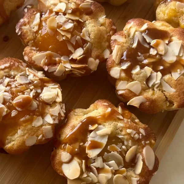 Moelleux aux abricots et caramel beurre salé