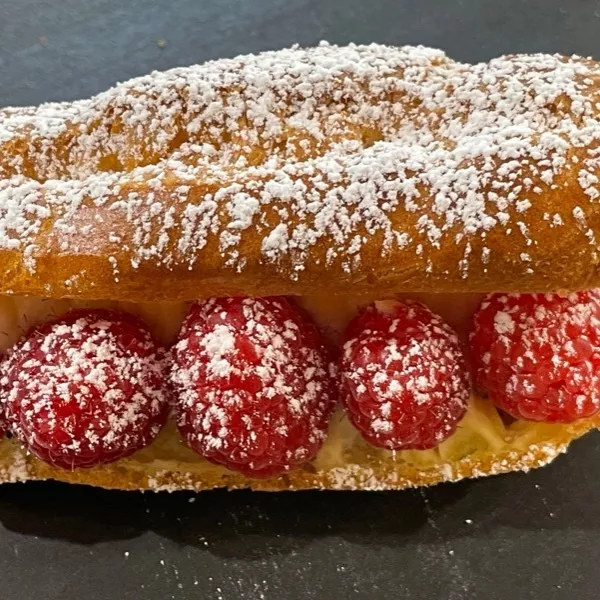 Eclairs à la crème et aux framboises
