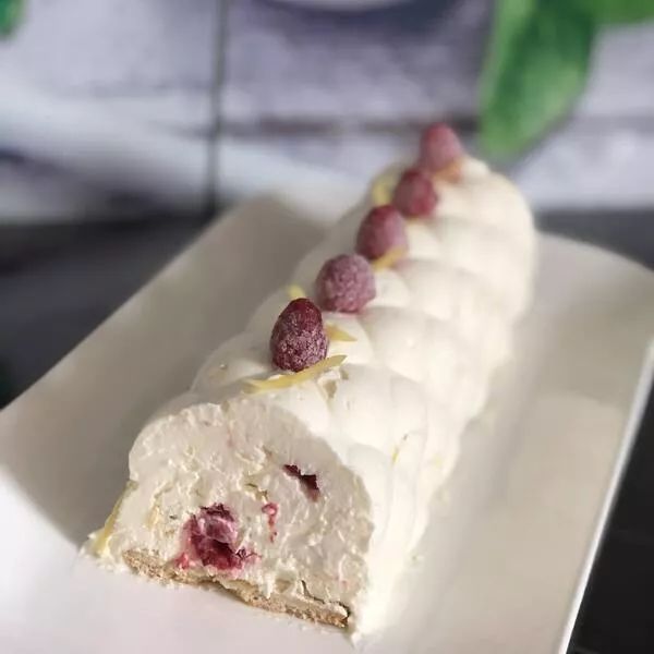 Bûche glacée au citron, aux framboises et avec des meringues 