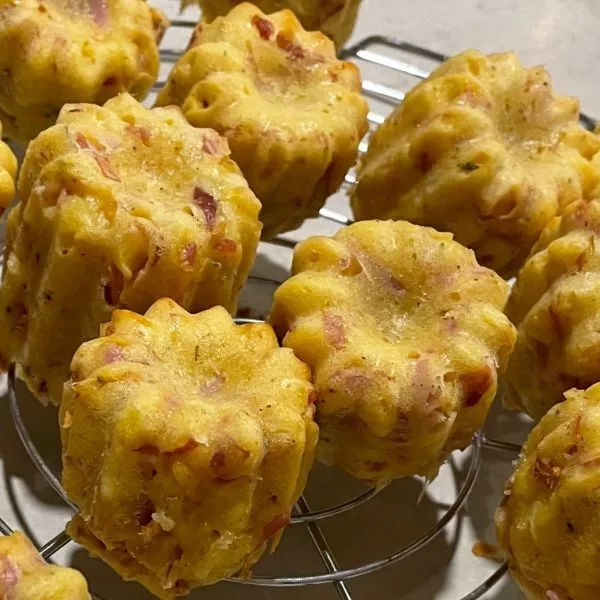 Mini cannelés au bacon et au fromage