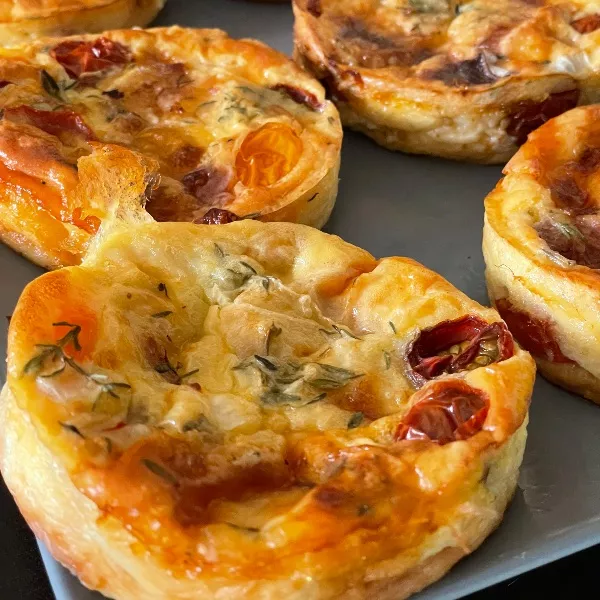 Clafoutis tomates cerises, chèvre, thym